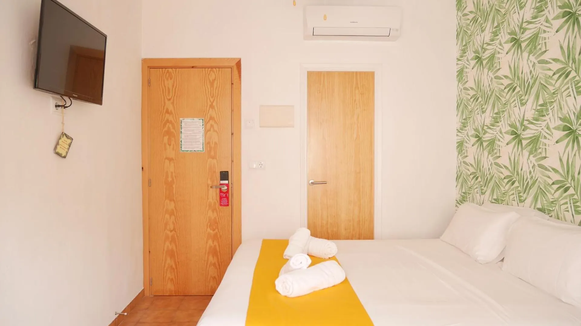 Nanit Rooms Ibiza Hostal Santa Eularia des Riu Gæstehus